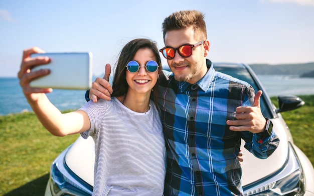 Zdjęcie młoda para robi selfie w samochodzie