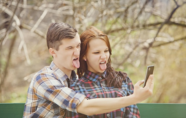 Młoda para robi selfie