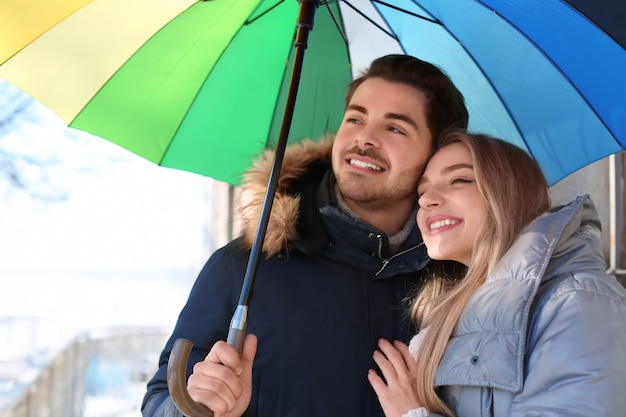 Młoda para romantyczny z kolorowym parasolem na zewnątrz