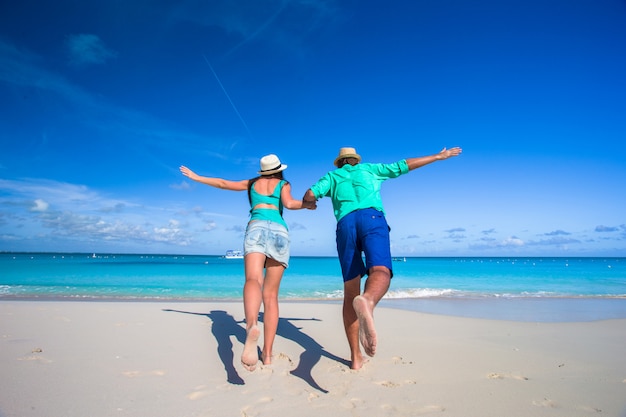 Młoda para romantyczny zabawy na tropikalnej plaży Karaibów