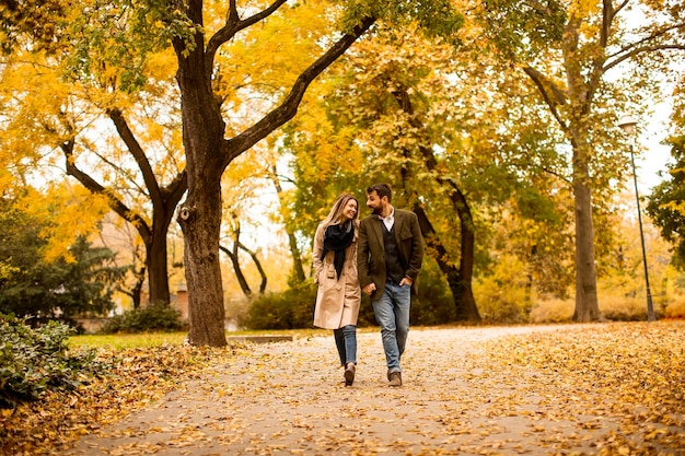 Młoda para spaceru w parku jesienią