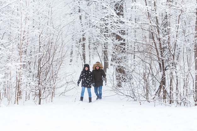 Młoda para spaceru w snowy parku. Sezon zimowy.