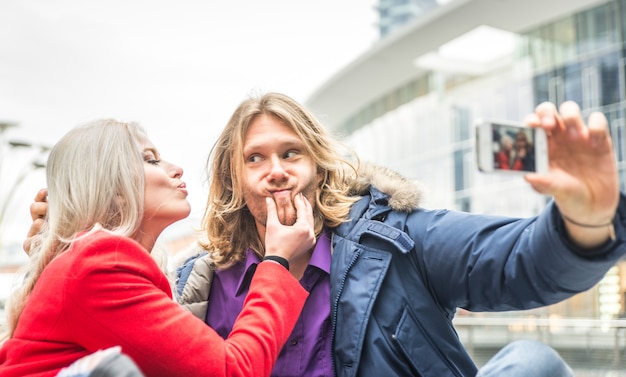 Zdjęcie młoda para spędza czas po południu w centrum mediolanu i robi selfie