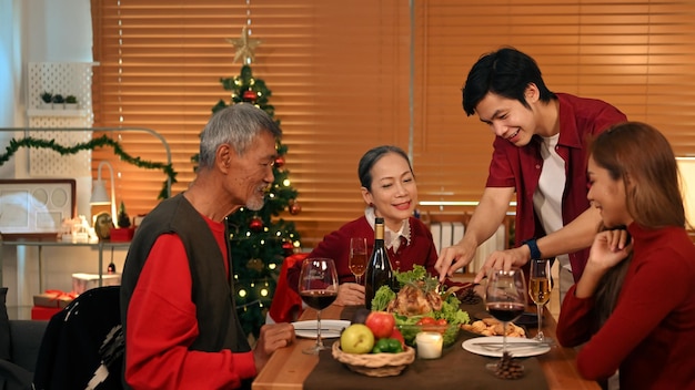 Młoda para świętuje Boże Narodzenie lub Nowy Rok z dziadkami w przytulnym domu Koncepcja świąt i uroczystości
