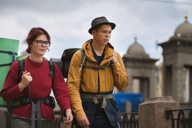 Młoda para turystów spaceruje ulicami miasta, Sankt Petersburg