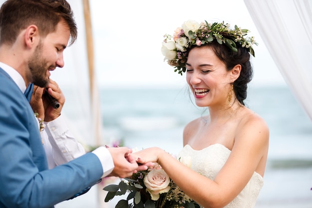 Młoda para w ceremonii ślubnej na plaży