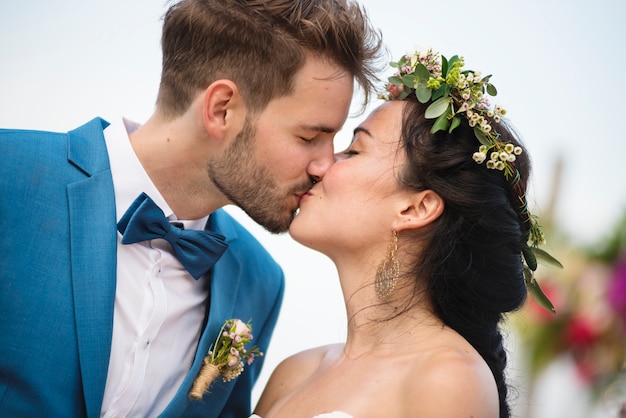 Młoda Para W Ceremonii ślubnej Na Plaży