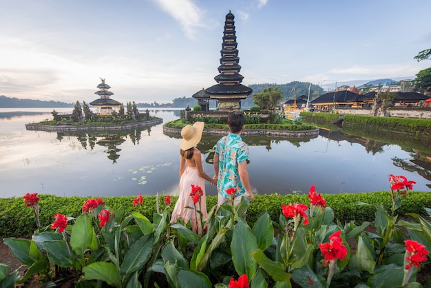 Młoda Para W Pura Ulun Danu Bratan, Bali