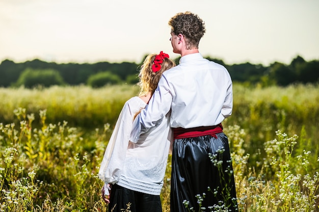 Młoda para w tradycyjnych dresach ukraińskich
