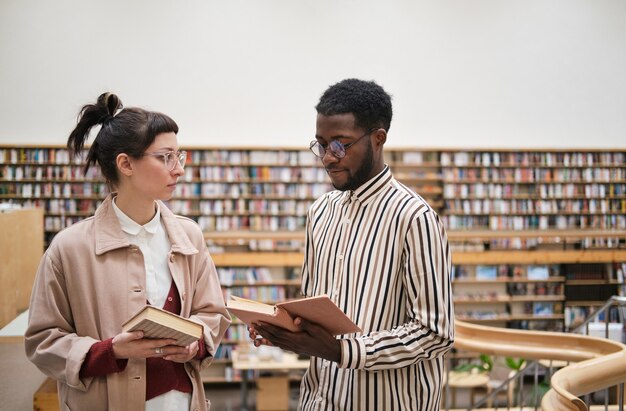 Młoda para wybierająca książki w bibliotece