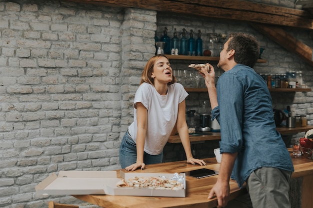 Młoda Para Zakochanych Jeść Pizzę W Rustykalnym Domu