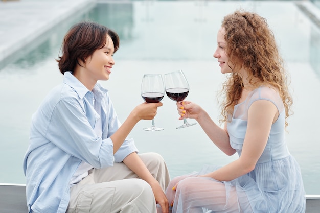Młoda Para Zakochanych Lesbijek Pije Czerwone Wino Podczas Romantycznej Randki Na świeżym Powietrzu