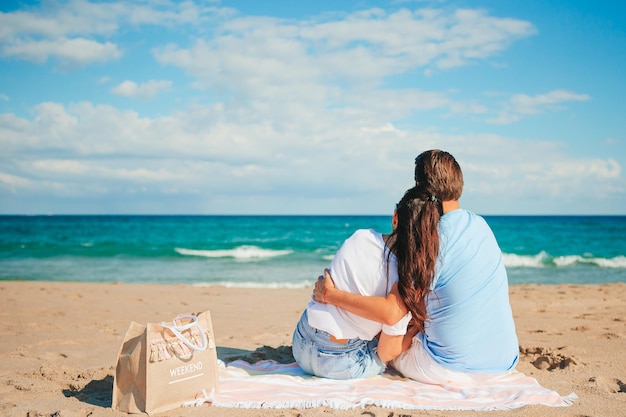 Młoda para zakochanych na letnich wakacjach na plaży Szczęśliwy mężczyzna i kobieta cieszą się czasem razem