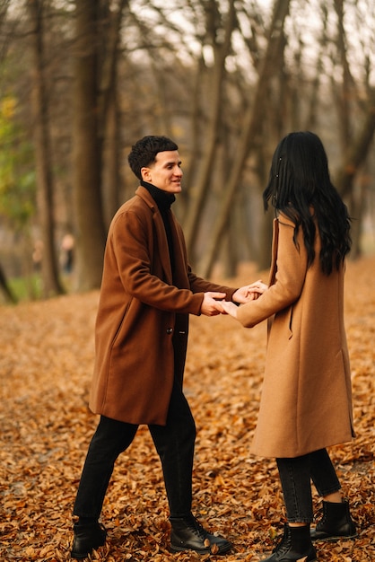 Młoda para zakochanych spaceru w parku w jesienny dzień