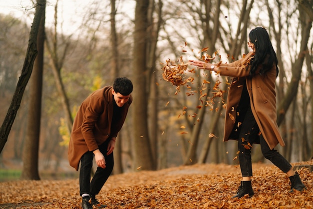 Zdjęcie młoda para zakochanych spaceru w parku w jesienny dzień