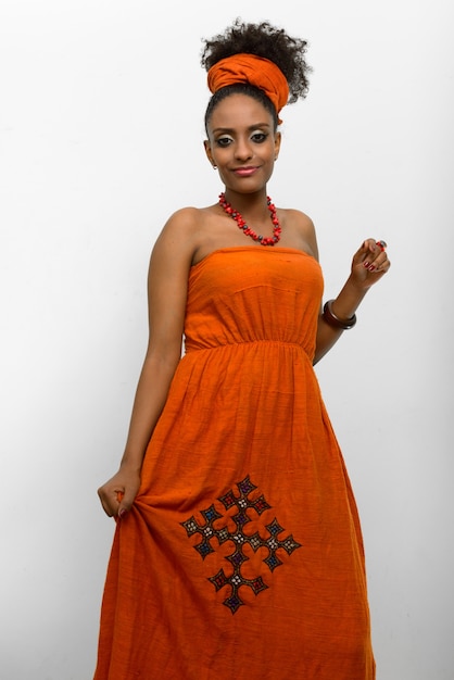 Młoda piękna afrykańska kobieta z Afro włosów na sobie tradycyjne stroje
