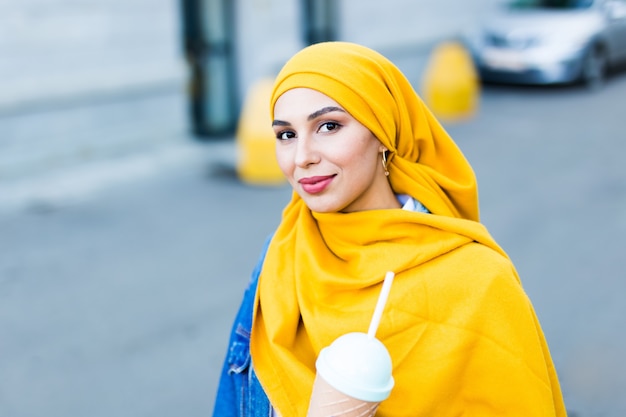 Młoda Piękna Arabka W Hidżabie Pije Chłodzący Koktajl Odkryty.