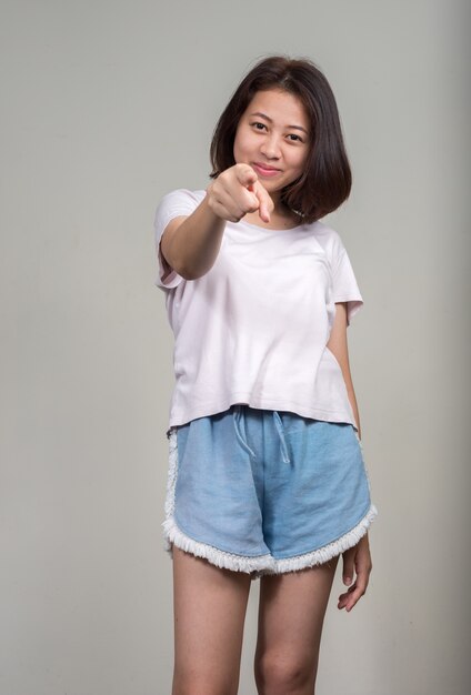 młoda piękna azjatycka nastolatka z krótkimi włosami na białym tle