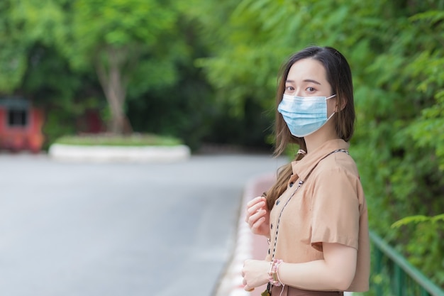 Młoda Piękna Azjatycka Studentka Nosi Maskę, Aby Zapobiec Koronawirusowi