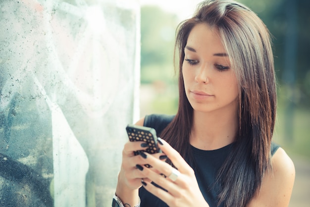 młoda piękna brunetka proste włosy kobieta korzystanie smartphone