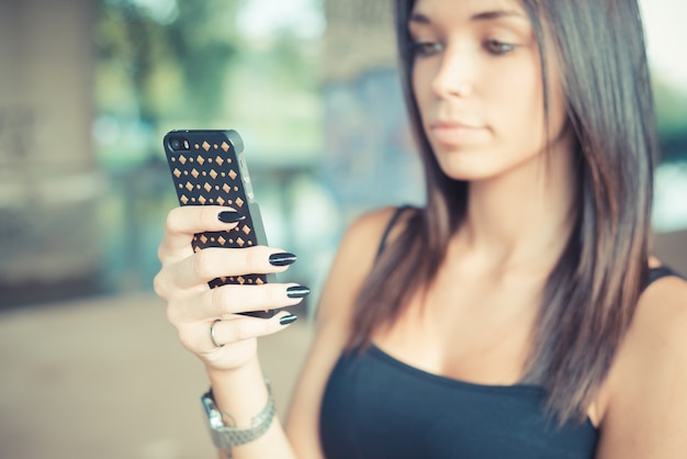 młoda piękna brunetka proste włosy kobieta korzystanie smartphone