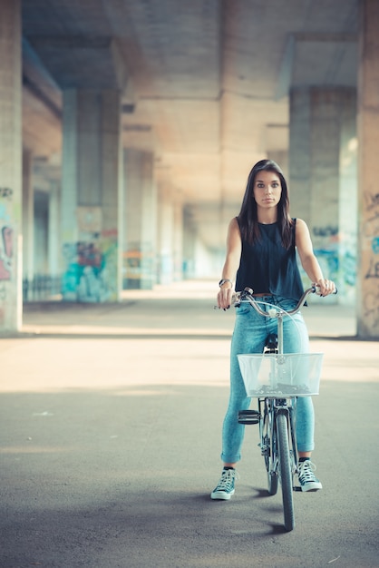 młoda piękna brunetka proste włosy kobieta za pomocą roweru