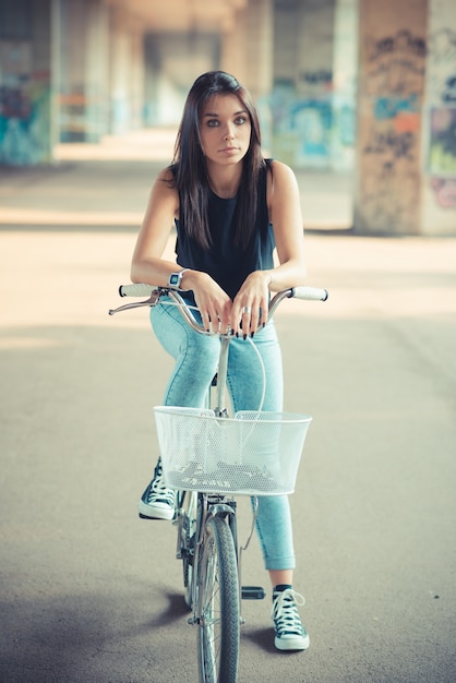 młoda piękna brunetka proste włosy kobieta za pomocą roweru