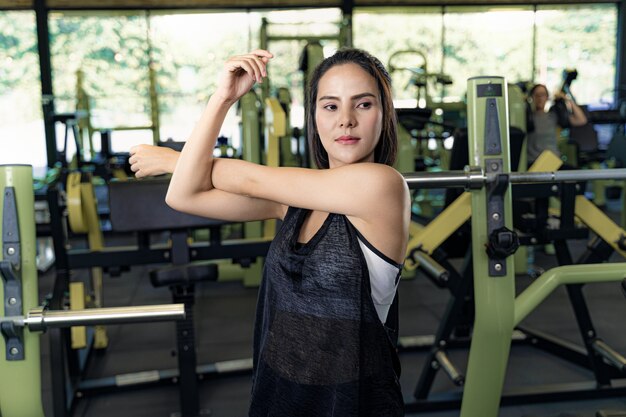 Młoda Piękna Dysponowana Kobieta Pracująca W Gym Out