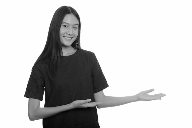 młoda piękna dziewczyna azjatyckich nastolatka samodzielnie na białej ścianie w czerni i bieli