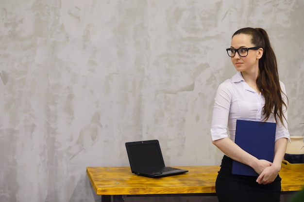 Młoda piękna dziewczyna w ubranie. Student przygotowuje się do sesji.