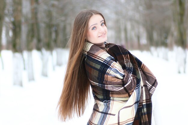 Młoda piękna dziewczyna w zimowy śnieżny dzień na zewnątrz