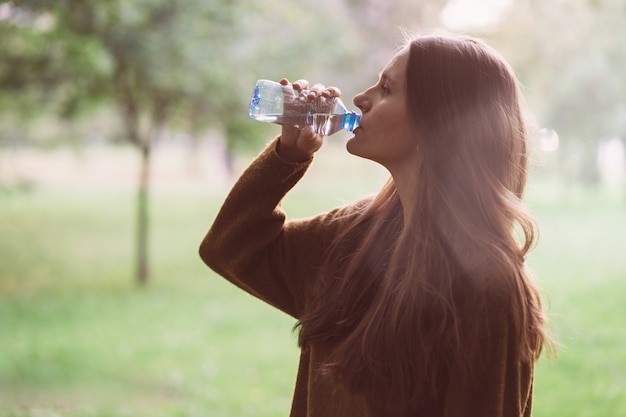 Młoda Piękna Dziewczyny Woda Pitna Z Plastikowej Butelki Na Ulicy Inpark Jesienią Lub Zimą