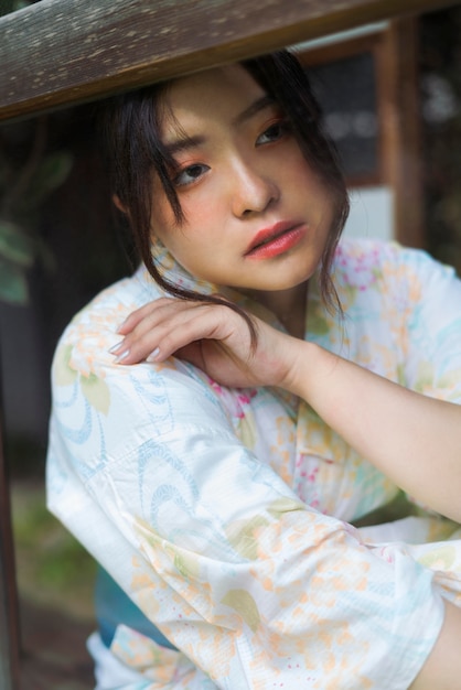 Zdjęcie młoda piękna japonka ubrana w kimono
