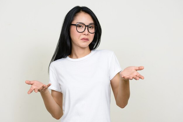 Młoda piękna kobieta azjatyckich frajerem na białym tle okulary