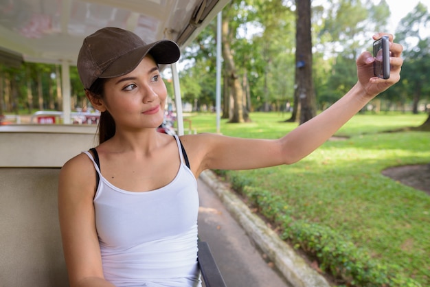 Zdjęcie młoda piękna kobieta azjatyckich turystycznych biorąc selfie z telefonu
