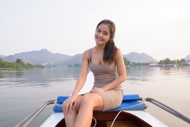 Młoda piękna kobieta azjatyckich turystycznych podróżująca łodzią w Tajlandii