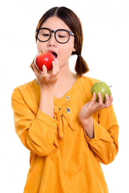 Młoda Piękna Kobieta Azji Jedzenie Czerwone Jabłko, Trzymając Zielone Jabłko