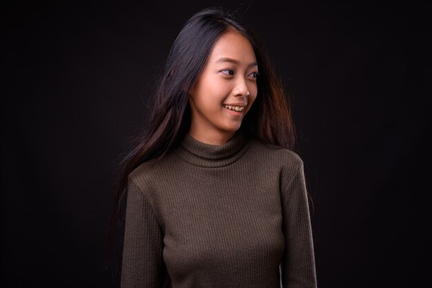 młoda piękna kobieta Azji na sobie sweter z golfem