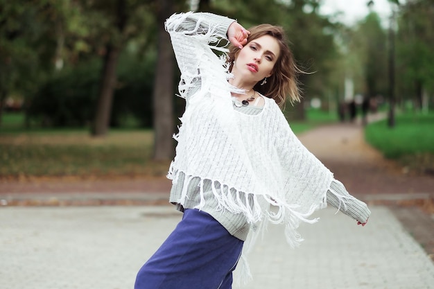 Młoda piękna kobieta Glamour moda portret Jesienny park