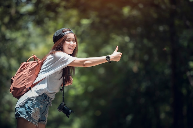 Młoda Piękna Kobieta Hitchhiking Pozycję Na Drodze.