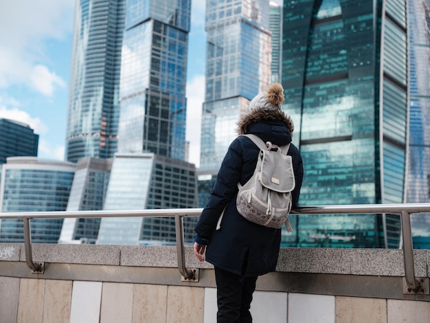 Młoda Piękna Kobieta I Międzynarodowe Centrum Biznesowe Moscow City W Tle