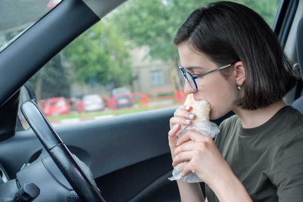 Młoda Piękna Kobieta Jedzenie Fast Food W Samochodzie