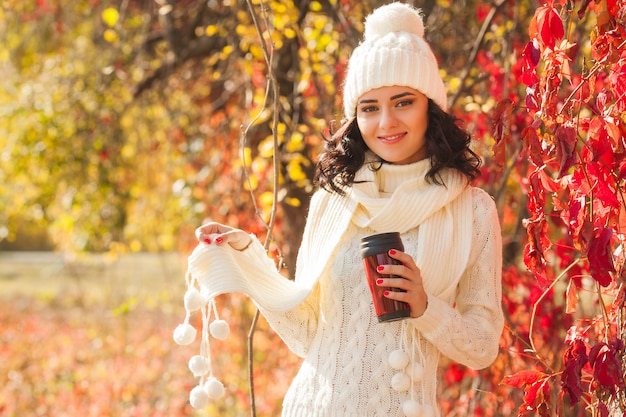 Młoda piękna kobieta na jesieni. Portret atrakcyjna młoda dziewczyna na zewnątrz