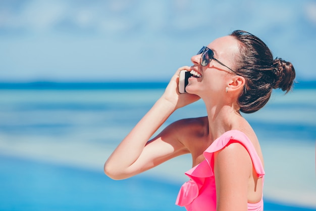 Młoda Piękna Kobieta Opowiada Telefonem Na Biel Plaży