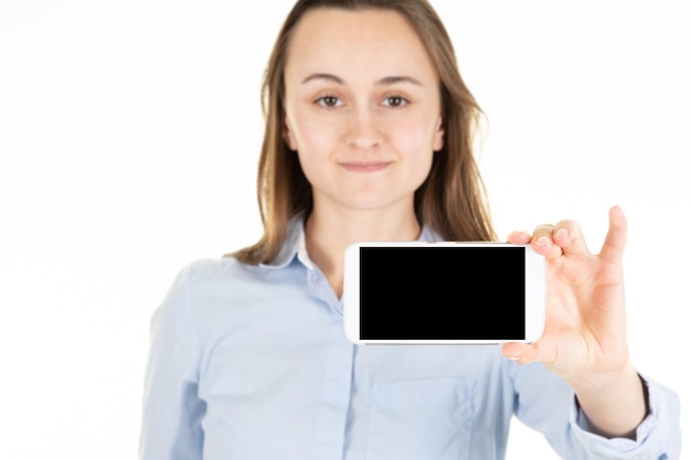 Młoda Piękna Kobieta Pokazuje W Aparacie Pusty Czarny Ekran Smartfona Na Białym Tle