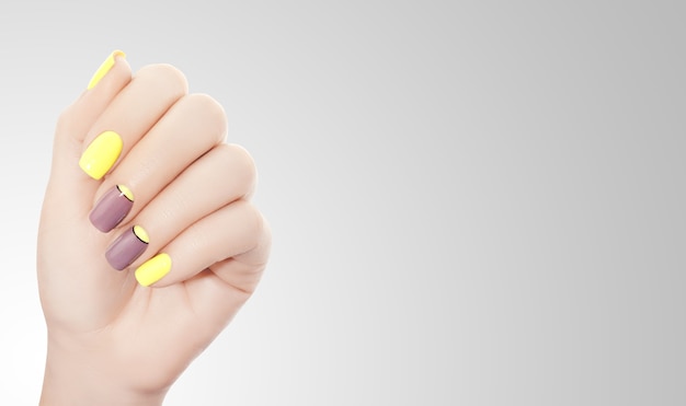 Młoda piękna kobieta ręce z eleganckim manicure