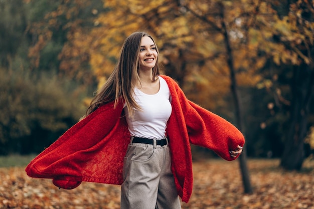 Młoda piękna kobieta spaceru w jesiennym parku