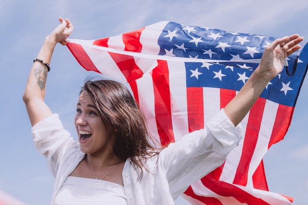 Młoda Piękna Kobieta Trzyma Flagę Usa Na Tle Błękitnego Nieba