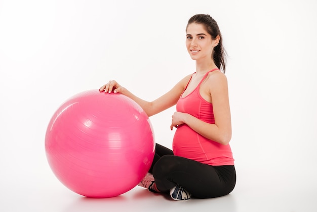 Młoda Piękna Kobieta W Ciąży Robi ćwiczenia Z Fitball