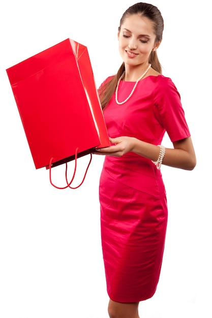 młoda piękna kobieta w czerwonej sukience z kolorowymi paczkami